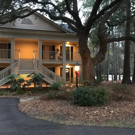 Charming 2-bedroom condo in delightful Pawleys Island with AC, WiFi.
