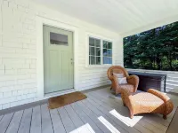 Winter 2025 Promo -Lakefront 2 Bed / 3 Bath + Extra Bed Off of Living Room