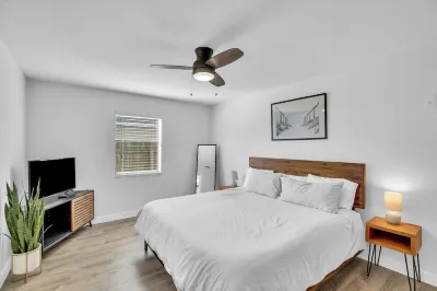 Relax and Unwind in 2 BR apt with Private Heated Pool Отели рядом с достопримечательностью «IR3»