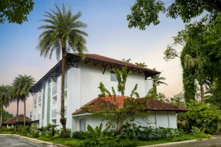 Hotel Riviera Garden Отели рядом со станцией Metro  Aluva Railway Station