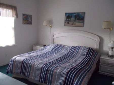 Top floor with balcony, across from pool & activity center, 4 minutes to beach Отели рядом с достопримечательностью «Парк Сансет Бич»