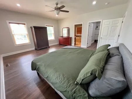 Cozy 3 BR Cabin with Pond on 3 acres / New River Gorge / Summersville Lake