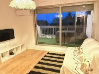 Cosy apartment with sea view and swimming pool