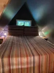 Molly Branch Cottage- Beautiful Private Setting, 5 Star ABNB, Newly Listed VRBO