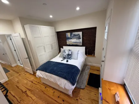 Modern 1-bedroom Garden Apartment with Backyard, up to 25 mins to Times Square Отели рядом с достопримечательностью «I-Ам-Парк»