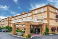 La Quinta Inn & Suites by Wyndham Memphis I-240 Hotels in Shelby County