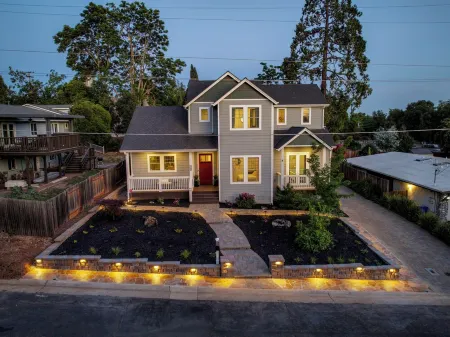 Gorgeous 4-bedroom house steps to Historic Folsom's Sutter Street & Lake Natoma Отели в г. Фолсом