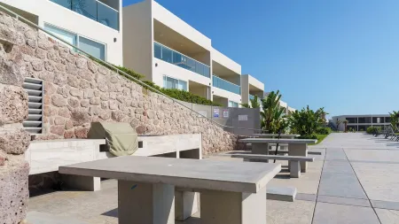 2BR Beach Retreat w/Amazing Views/Pools & Hottubs!