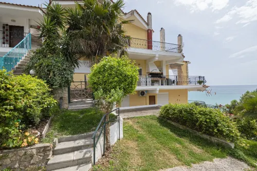Poseidon Seafront Apartment by Rentalspro