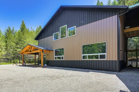 Relax, Reconnect & Explore: Modern Idaho House!