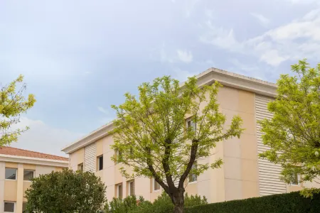 The Originals City, Hôtel la Belle Étape, Brignoles Отели рядом с достопримечательностью «Chapelle Saint Sébastien»