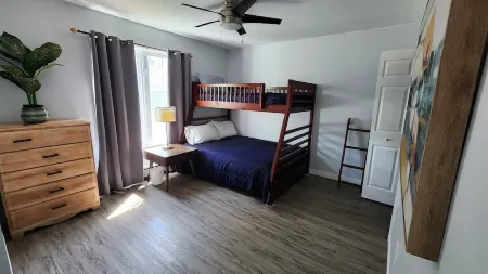 Spacious 5 Bedroom Home with 2 living areas! Отели рядом с достопримечательностью «Confederation Centre of the Arts»