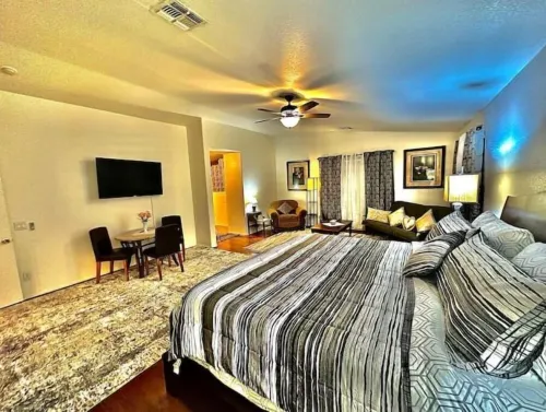 5BR/3.5BA w/2 Master Suites/Pool