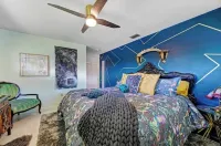 No.162 - Eclectic designer MCM canal-front home blocks from beach, sun, and fun! Hotels near Debrilcha Gallery