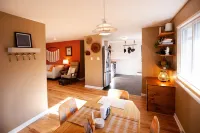 Good Vibe Bungalow w/ Hot Tub + Fire Pit + Fenced Yard. Heart of Old Town Lafayette 호텔