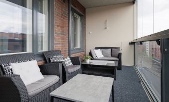 Spacious 2BR Apt - Lake View & Sauna