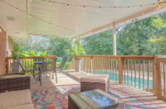 現代豪華小屋帶泳池