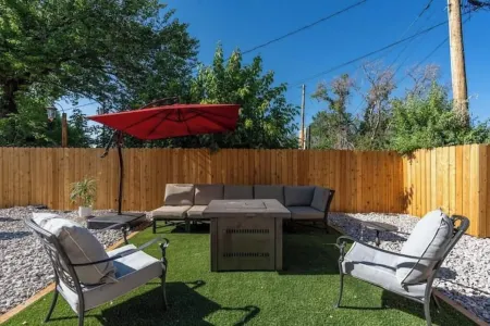 Historic 1907 SLC Victorian - Hot Tub - Firepits - Exposed Brick Отели рядом с достопримечательностью «Китайски ресторант "Китайски квартал"»