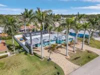 Heated Pool, Hot Tub and Tiki Bar Retreat - Luxurious Private Oasis Hotels in Cypress Lake