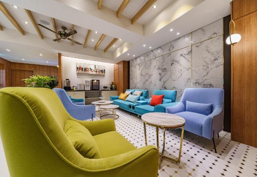 깔끔하고 모던한 호텔 로비 이미지