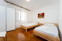 Drazen Charming Three Bedroom Apartment - 2-Star