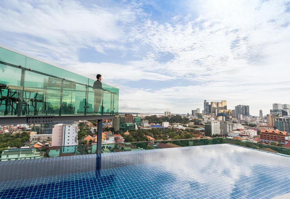 체크인 프놈펜 로얄 팰리스의 야외 수영장