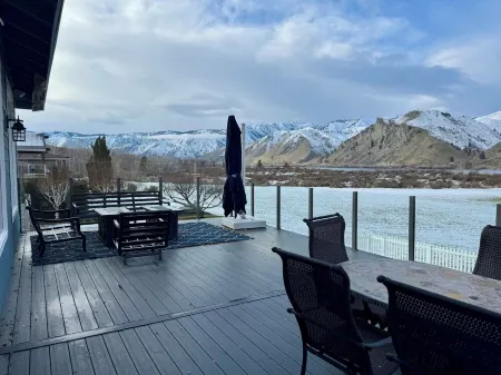 Sun Cove - Lake Entiat - 4 bedroom + fenced yard + Lake and Mountain views