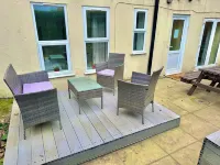 Glen Fern Lodge - Garden Apartment with Parking - Town Centre - Close to Beach