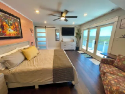 New 4,500 Sq.ft. 14 Guests, 5 Bed, 5 Bath, SkyDeck, Spa, Elevator, Docks, WiFi.