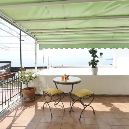 Casa Minu- cozy family home, street level and sea view-