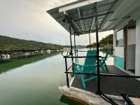 Little Palm • Tiny Houseboat on Norris Lake! فنادق في Claiborne County