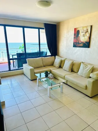 Beachfront Elegance Estate Отели рядом с достопримечательностью «Аквапарк "Экшн"»