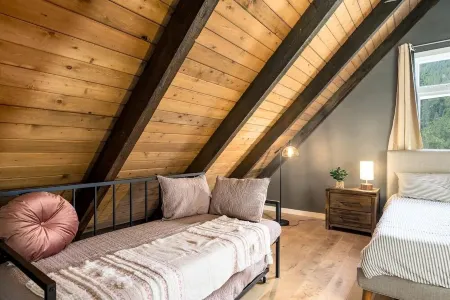 Evergreen Dream - Cozy Modern A-Frame with incredible views. Pet Friendly!