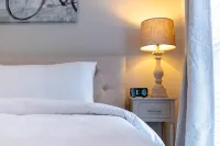 Charming Cottage Retreat with Modern Touches - Cozy Sanctuary Hotels in Montgomery