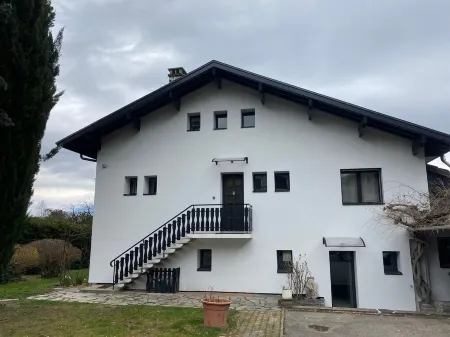 2-storey, 4-bedroom apartment in a detached house in Menthon St B