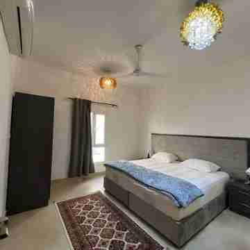 Spacious 5-bedroom villa Near the Beach,Close to airport with WiFi, AC in Muscat Rooms