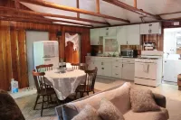 2-bedroom pet friendly Lake Huron cabin with Hot Tub, Sauna in Greenbush Hotel a Greenbush Township
