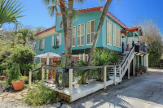 Windmill Gardens Inn "Penthouse" by Galveston Bay is a cozy tropical hideaway!