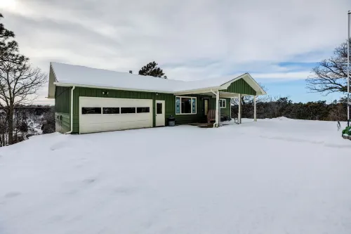 Long Pine Home: 2 Mi to State Recreation Area - homestay