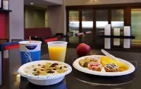Hampton Inn & Suites Columbus Hilliard - breakfast