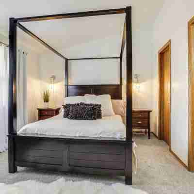Near Medical Corridor: 'whimsy Wisconsin' Duplex Rooms