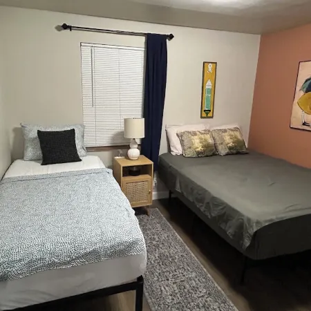 Remodeled 2-bedroom apartment in Clifton WiFi, AC near UC and Hospitals