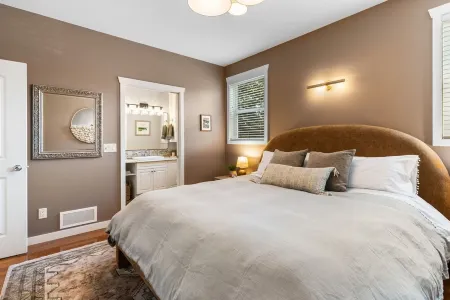 Downtown District & Knox Mountain & 5 min Walk to Beach, Hot Tub & Covered Patio