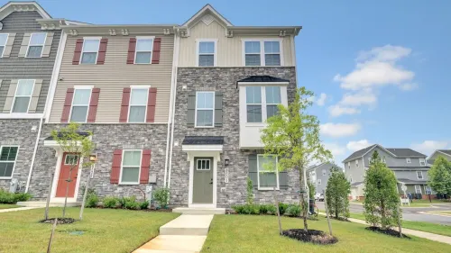 Lovely, newly-built, 3-bedroom townhome with an office & 2-car garage in Lanham 글레나든 호텔