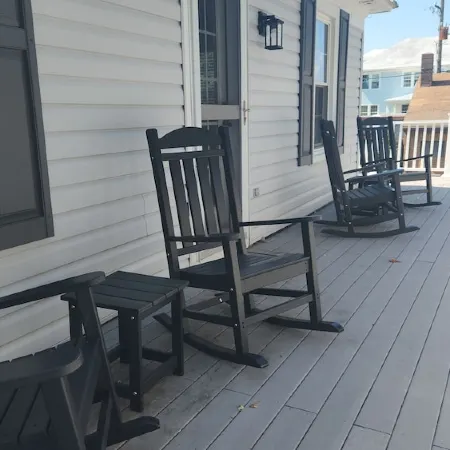 Magnolia Hideaway 2-BR Apt in center of Town of Colonial Beach