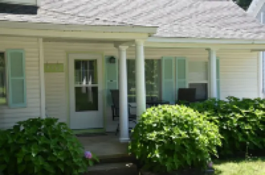 Quiet and cozy cottage, in town
