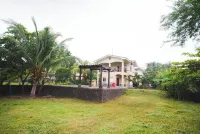 Steps from the Boom Oceanview فنادق في Aposentillo