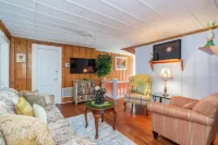 Dolly II Spacious 4-BR home in Wetumpka-Short walk to downtown & riverfront park Hotels in Wetumpka