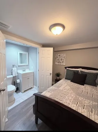 Fabulous 2-bedroom apartment with AC in charming Whitby Отели в г. Уитби