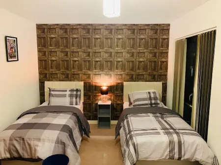 Green Lantern, Private En-suite Double Room, Garden and Free Parking